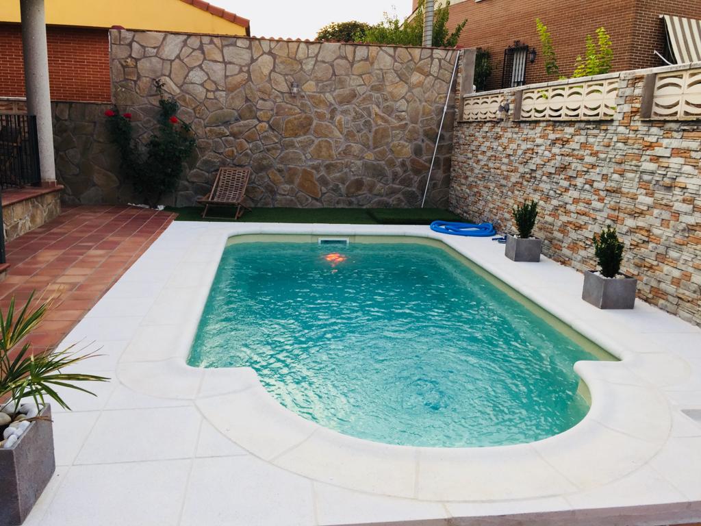 Piscinas de poliéster y fibra Dora