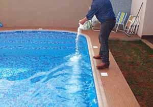 Equipo de cloración salina para el tratamiento del agua de una piscina