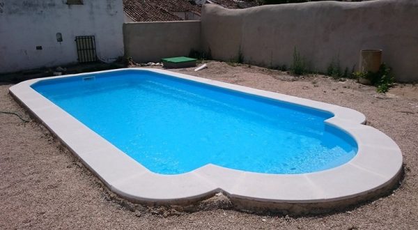 Celia. Piscinas prefabricadas de poliéster y fibra