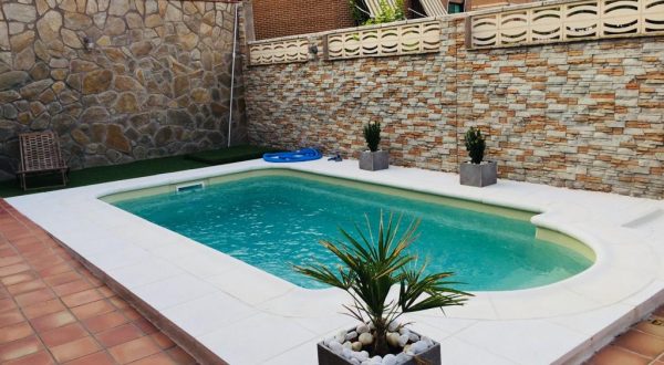 Piscinas de poliéster y fibra Dora