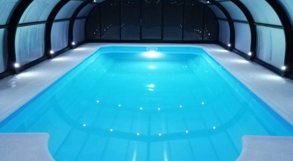 Cubiertas de piscinas. Piscina de vidrio