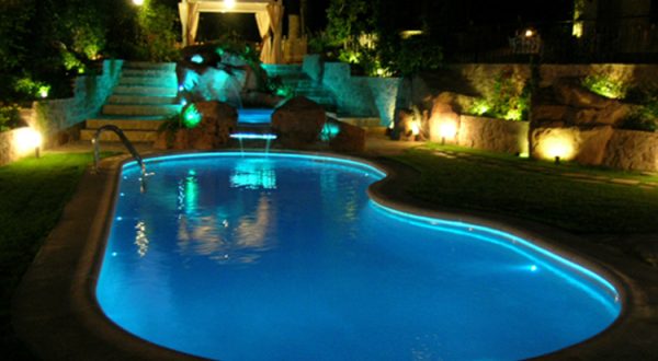 Piscinas de poliéster y fibra Delta 6