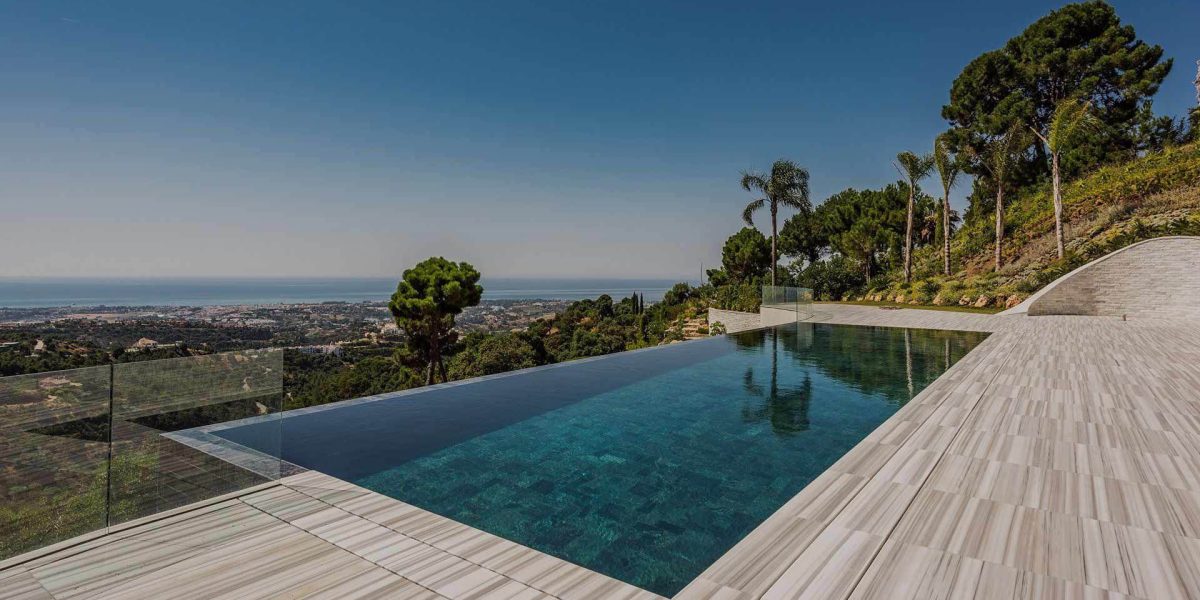 Proyecto Marmara  Piscina revestida con piedra de cuarzo
